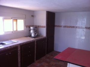 een kleine keuken met een aanrecht en een raam bij Dar Elbiad A1, duplex très mignon in Ifargane