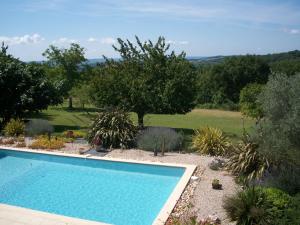 une piscine au milieu d'un jardin dans l'établissement Le Pré Joli, à Beaugas