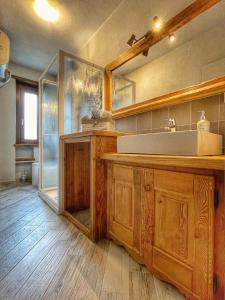 een badkamer met een wastafel en een spiegel bij Il nido dello Chaberton in Cesana Torinese