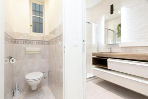 Baño blanco con aseo y lavamanos en Maison Bianchi - Victor Hugo en Niza