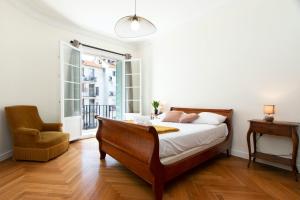 1 dormitorio con 1 cama, 1 silla y 1 ventana en Maison Bianchi - Victor Hugo en Niza
