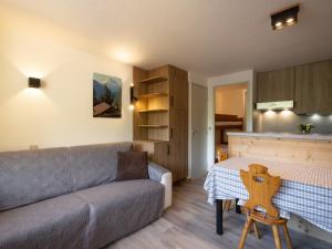 een woonkamer met een bank en een tafel bij Studio La Clusaz, 1 pièce, 4 personnes - FR-1-304-254 in La Clusaz
