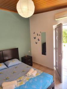 - une chambre avec un lit et 2 serviettes dans l'établissement Chania Casa Portokali, à Perivólia