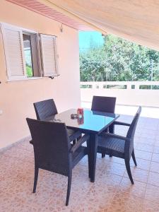 - une table à manger et des chaises dans une pièce avec fenêtre dans l'établissement Chania Casa Portokali, à Perivólia