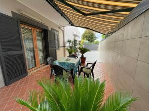 un patio con mesa y sillas en Susy home, en Nápoles