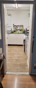 Dapur atau dapur kecil di Double room in a cosy flat in Tooting