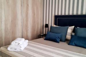 ein Schlafzimmer mit einem Bett mit Handtüchern darauf in der Unterkunft Sweet Dreams III Sanatorio Junín IMEC in Junín