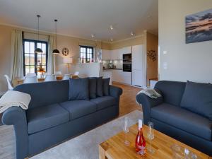 Ein Sitzbereich in der Unterkunft Reetland am Meer - Luxus Reetdachvilla mit 3 Schlafzimmern, Sauna und Kamin F18