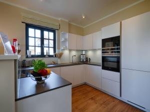 Küche/Küchenzeile in der Unterkunft Reetland am Meer - Luxus Reetdachvilla mit 3 Schlafzimmern, Sauna und Kamin F18