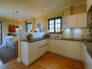 Küche/Küchenzeile in der Unterkunft Reetland am Meer - Luxus Reetdachvilla mit 3 Schlafzimmern, Sauna und Kamin F18
