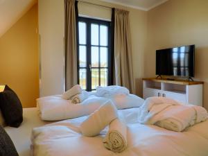 Ein Bett oder Betten in einem Zimmer der Unterkunft Reetland am Meer - Luxus Reetdachvilla mit 3 Schlafzimmern, Sauna und Kamin F18
