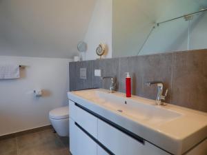 Ein Badezimmer in der Unterkunft Reetland am Meer - Luxus Reetdachvilla mit 3 Schlafzimmern, Sauna und Kamin F18
