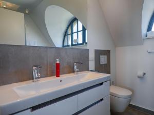 Ein Badezimmer in der Unterkunft Reetland am Meer - Luxus Reetdachvilla mit 3 Schlafzimmern, Sauna und Kamin F18