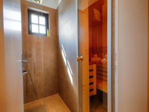 Ein Badezimmer in der Unterkunft Reetland am Meer - Luxus Reetdachvilla mit 3 Schlafzimmern, Sauna und Kamin F18