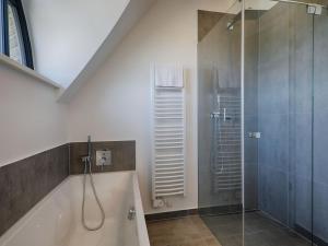 Ein Badezimmer in der Unterkunft Reetland am Meer - Luxus Reetdachvilla mit 3 Schlafzimmern, Sauna und Kamin F18
