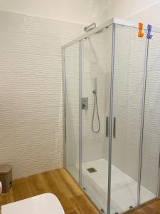 um chuveiro com uma caixa de vidro na casa de banho em Alemar Bed & Breakfast em Mondello