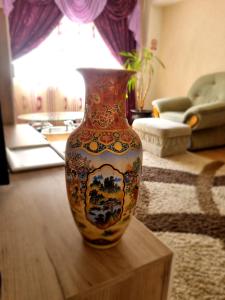 eine Vase auf einem Tisch im Wohnzimmer in der Unterkunft MAXX Lake Apart in Bacău