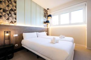 URBAIA ROOMS客房内的一张或多张床位