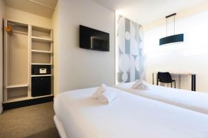 URBAIA ROOMS客房内的一张或多张床位