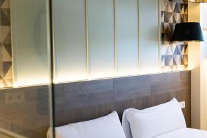 URBAIA ROOMS客房内的一张或多张床位