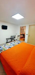 ポルト・ガリバルディにあるBed& Breakfast G&Gのベッドルーム1室(オレンジ色の毛布付きのベッド1台付)