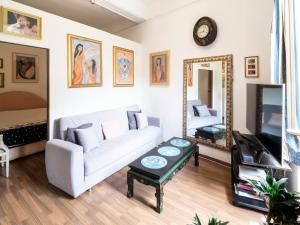 A seating area at Central Apartment in Trastevere