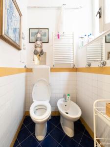 A bathroom at Central Apartment in Trastevere