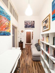 A seating area at Central Apartment in Trastevere