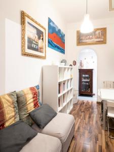 A seating area at Central Apartment in Trastevere
