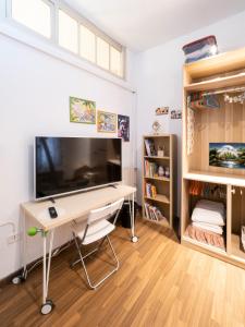 A television and/or entertainment centre at Central Apartment in Trastevere