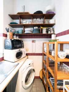 A kitchen or kitchenette at Central Apartment in Trastevere