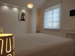 Un dormitorio con una cama grande y una ventana en Casa Vacanza Le Nid d'Assise, en Bastia Umbra