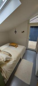 niewielka sypialnia z 2 łóżkami i oknem w obiekcie Cosy Corner w mieście Jalhay