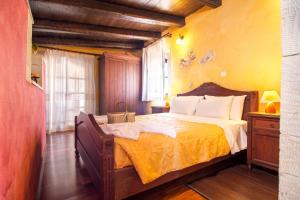 Postel nebo postele na pokoji v ubytování Samonas - Red villa Fliskouni + 18 fotografií