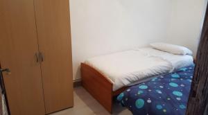 een kleine slaapkamer met een bed en een kast bij Piso casco antiguo in Vitoria-Gasteiz