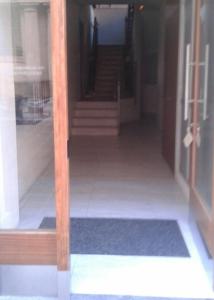 Elle offre une vue sur un couloir avec une porte et des escaliers. dans l'établissement Piso casco antiguo, à Vitoria-Gasteiz