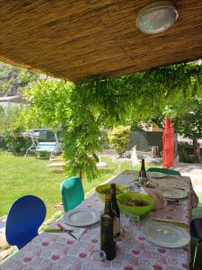 una mesa con botellas de vino encima en Casa Vacanze Anilla&Miotto, en Montjovet