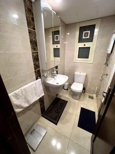 Ένα μπάνιο στο Elegant duplex with pool frontAUC