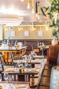 Un restaurante o sitio para comer en Hotel Angleterre