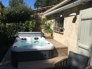 Balkon lub taras w obiekcie Villa Familiale piscine, spa, entre Cannes et Nice