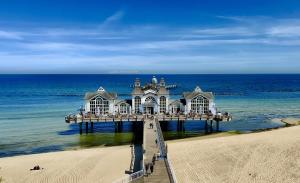 een pier op het strand naast de oceaan bij Sonnensteg 5 - Ein Tag am Meer in Ostseebad Sellin