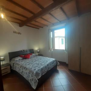 1 dormitorio con cama y ventana grande en Villa Le Palmine, en Palazzone