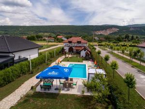 uma vista superior de uma piscina com um guarda-sol azul em Holiday Home Bonum em Bihać