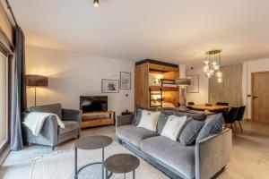 尚帕尼恩瓦努瓦茲的住宿－Les Terrasses de la Vanoise，客厅配有沙发和桌子