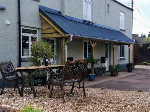 a table and chairs in front of a house at The Old Gasworks in Milverton