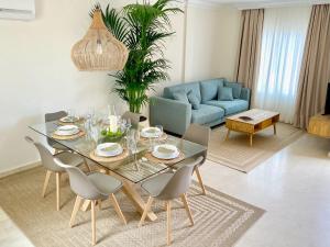 een woonkamer met een tafel en een blauwe bank bij Luxury Villa Masca private heated pool Free Car except Christmas in Adeje