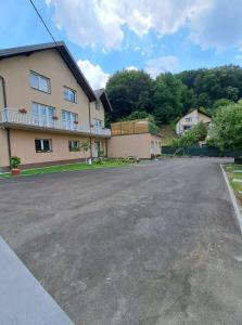 an empty parking lot in front of a house at Apartman Vany in Tuzla