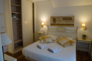 een slaapkamer met een bed met twee handdoeken erop bij Piso reformado en 1ª línea Hondarribia (ESS02190) in Hondarribia