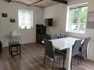 een eetkamer met een witte tafel en stoelen bij Skovlund Apartments in Bredsten