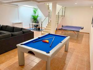 een tafeltennistafel in het midden van een woonkamer bij Luxury Villa Masca private heated pool Free Car except Christmas in Adeje